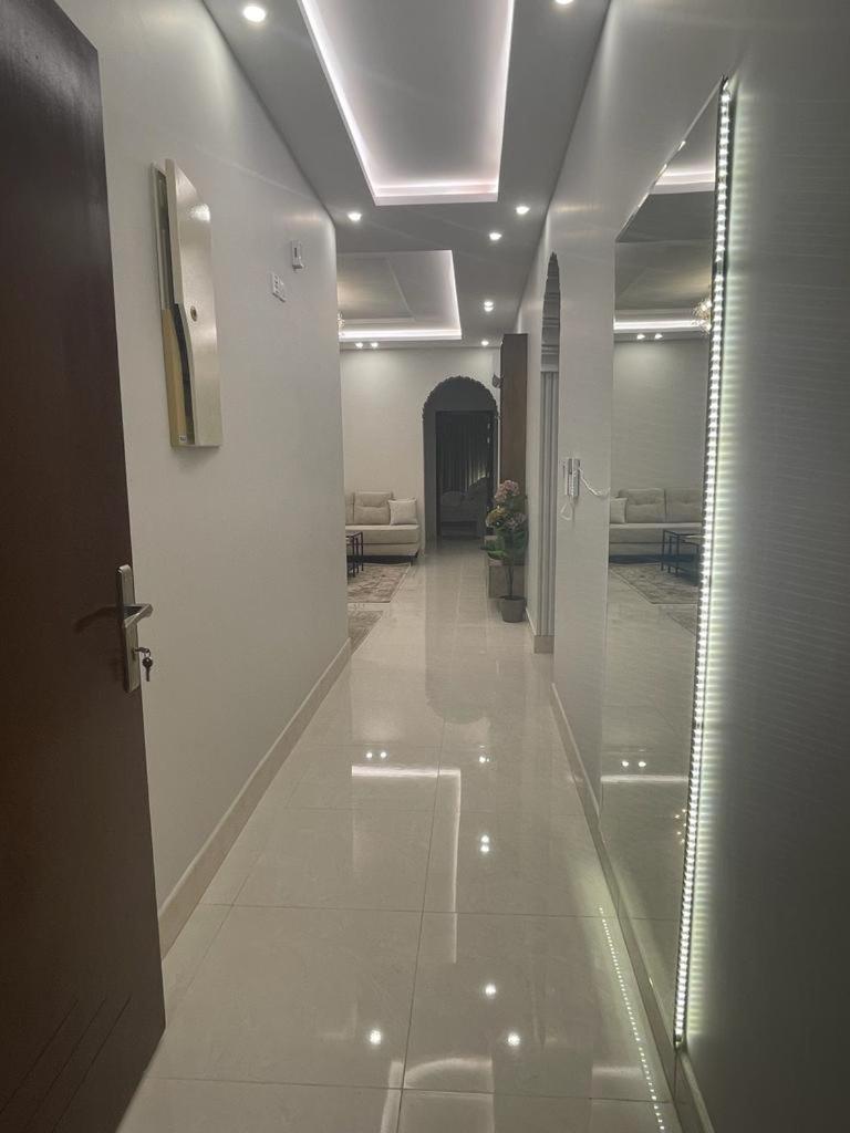 فندقيه فاخره بتصمم عصري ودخول ذاتي Apartment